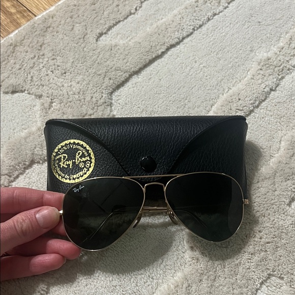 Ray-Ban Classic Aviators - Picture 2 of 4